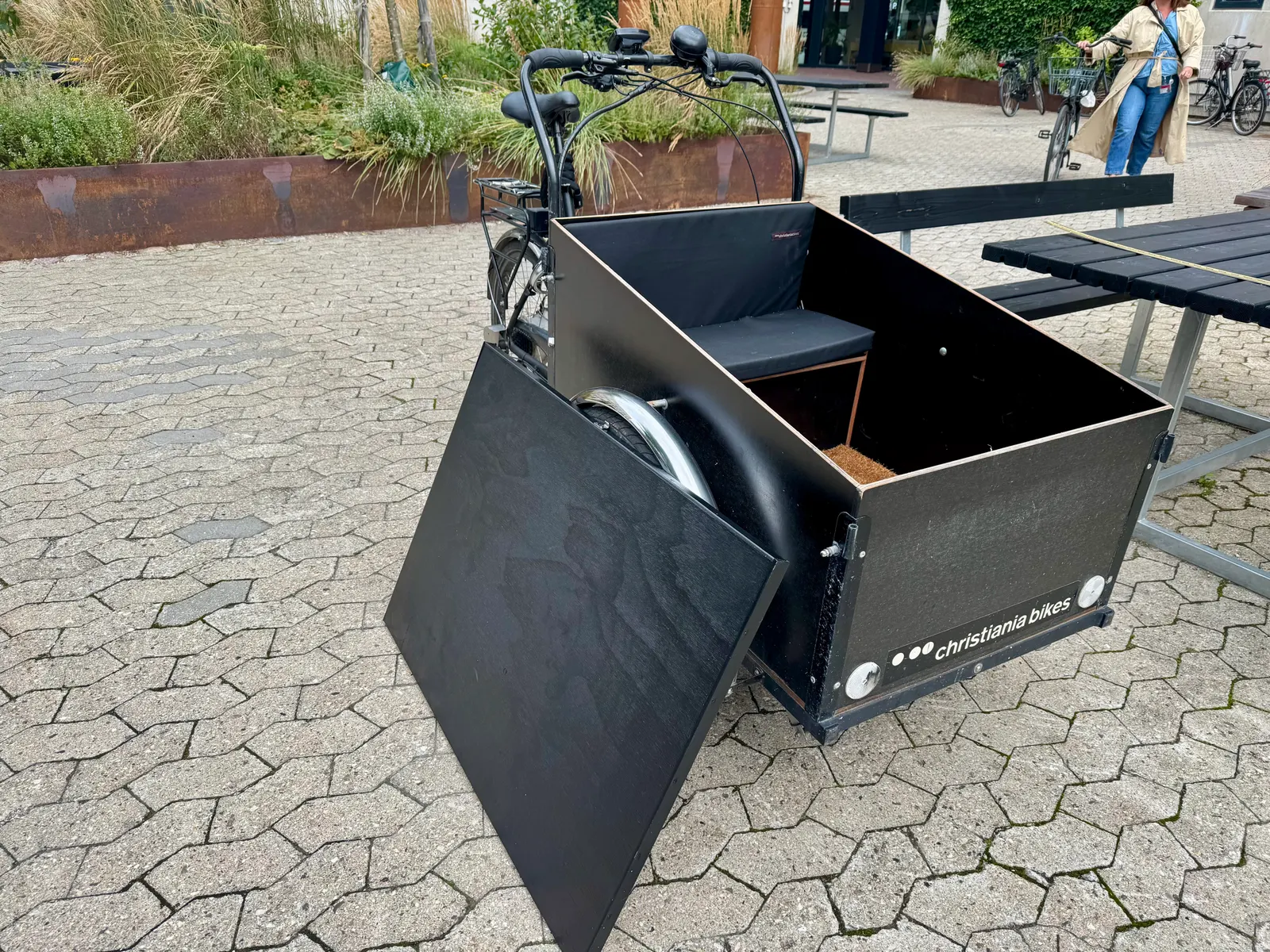 Reinforced lid on a Christiania cargo bike
