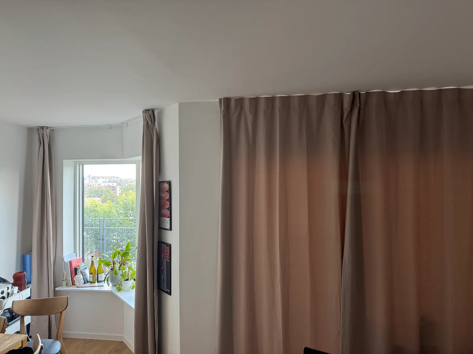 Ceiling-mounted curtain rails with corner joint, cover image