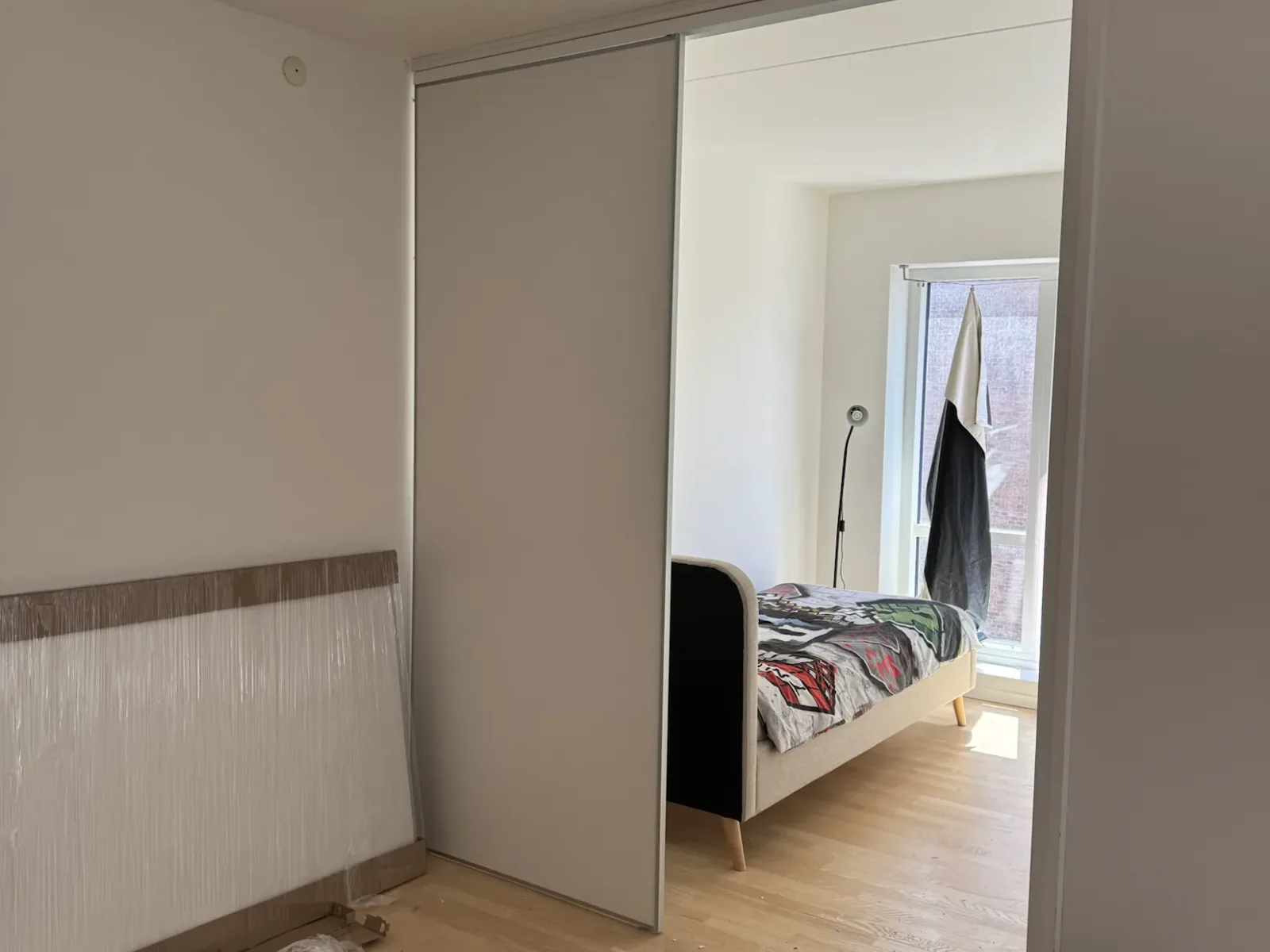 Skydedørspanel monteret i loftsskinnen under arbejdet