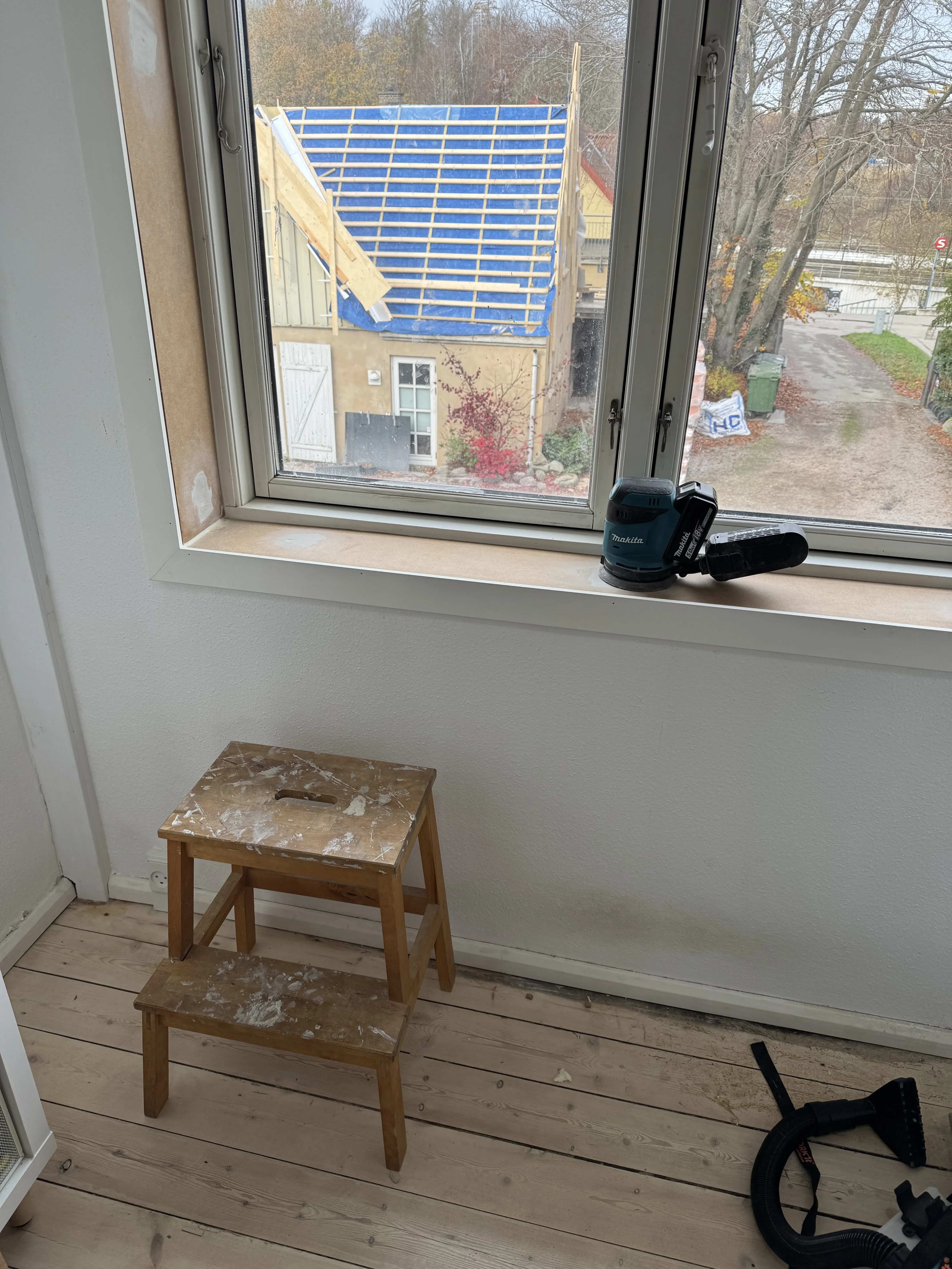 Finished window trim installed neatly in a Copenhagen room
